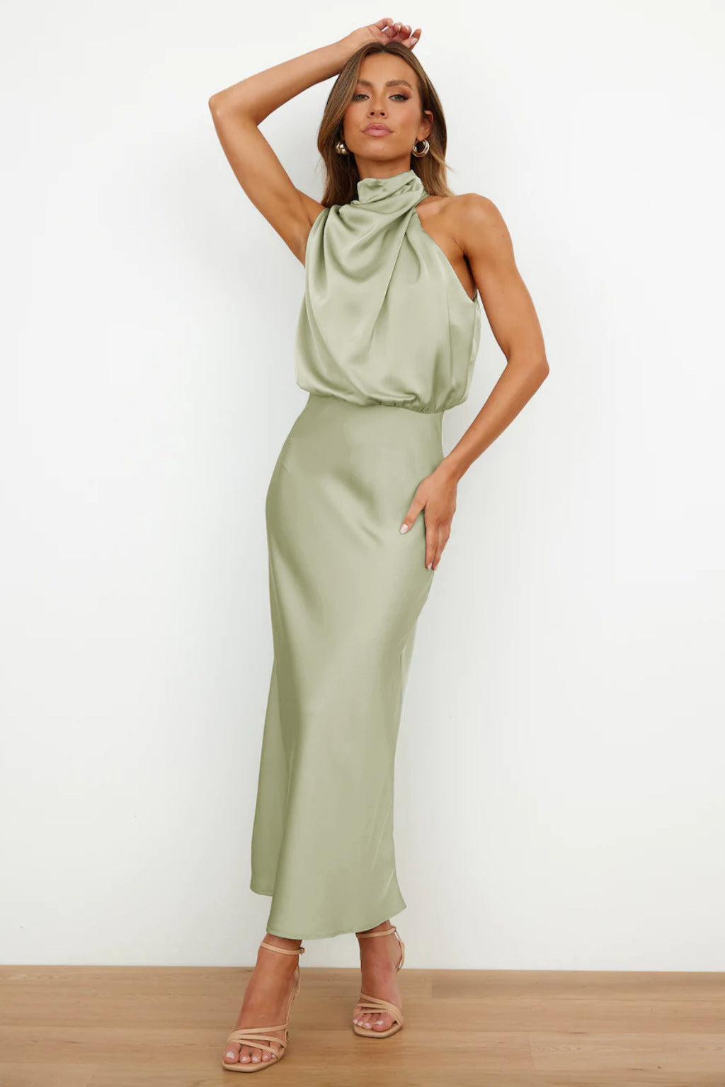 Tyra | Elegáns estélyi ruha nyakpántos kivágással