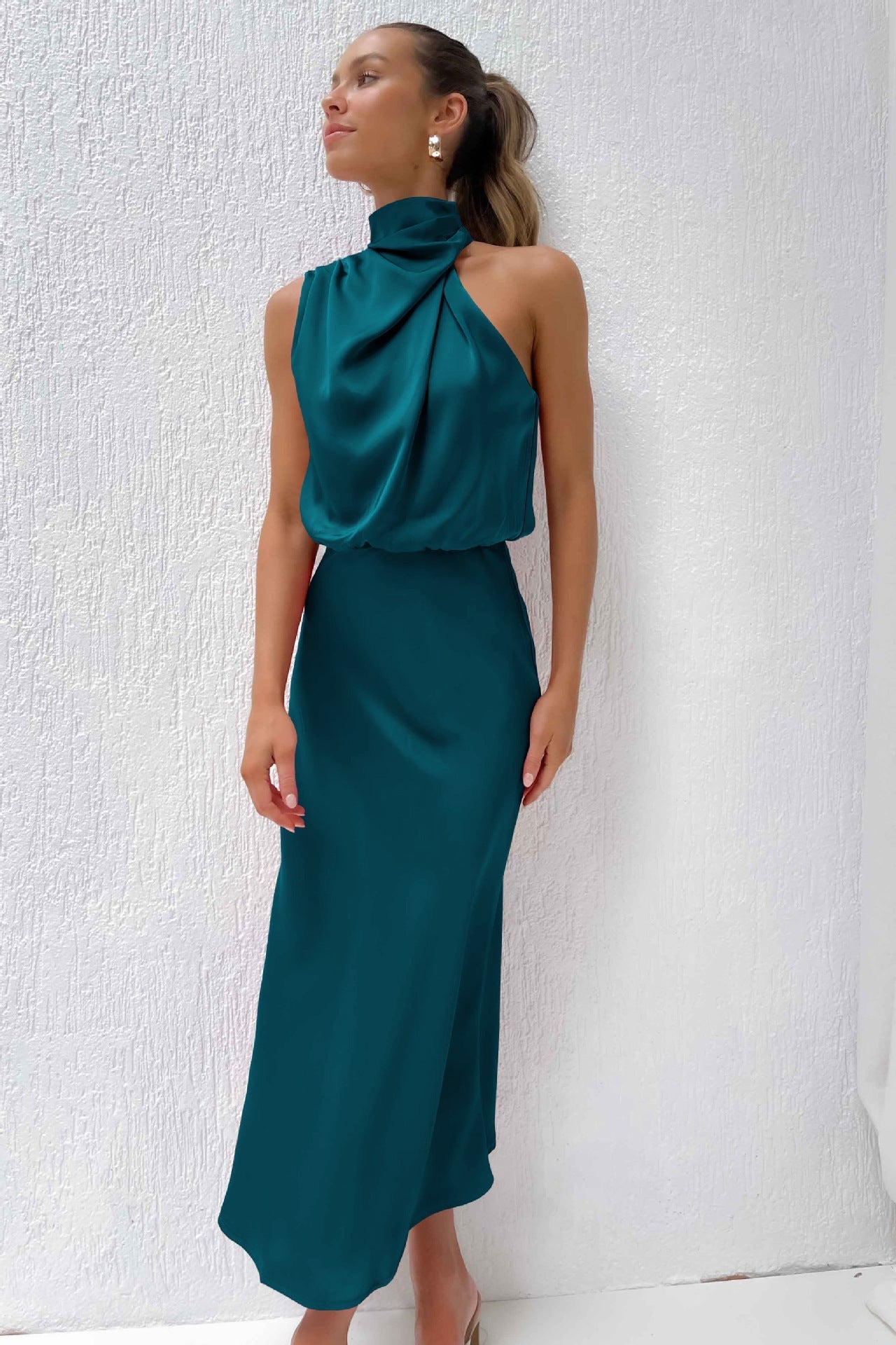 Tyra | Elegáns estélyi ruha nyakpántos kivágással