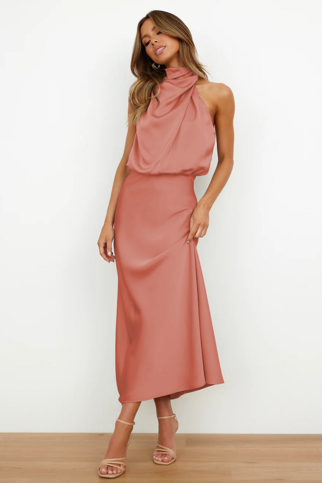 Tyra | Elegáns estélyi ruha nyakpántos kivágással
