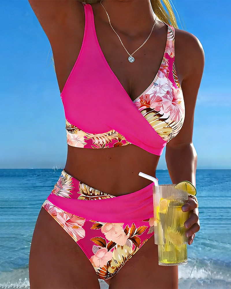 Virágmintás bikini kontrasztos színnel és hasítékkal