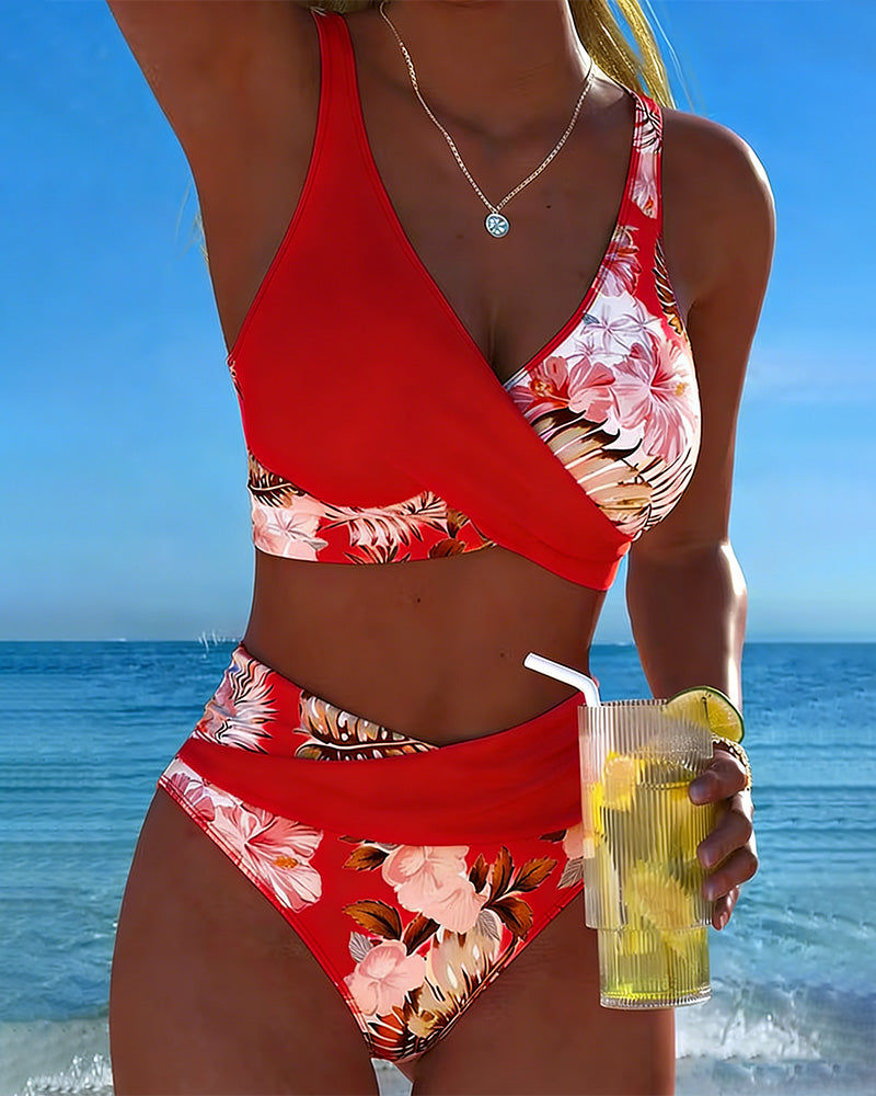 Virágmintás bikini kontrasztos színnel és hasítékkal