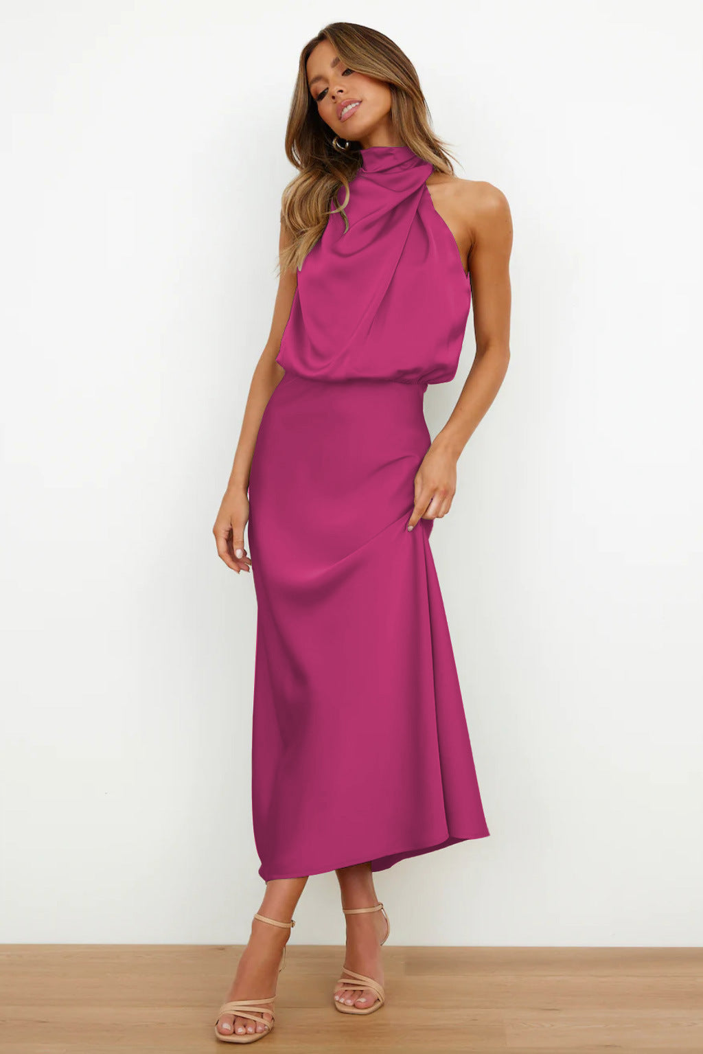 Tyra | Elegáns estélyi ruha nyakpántos kivágással