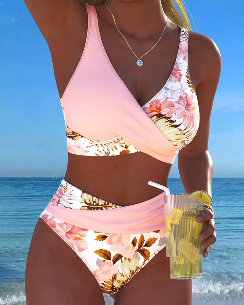 Virágmintás bikini kontrasztos színnel és hasítékkal
