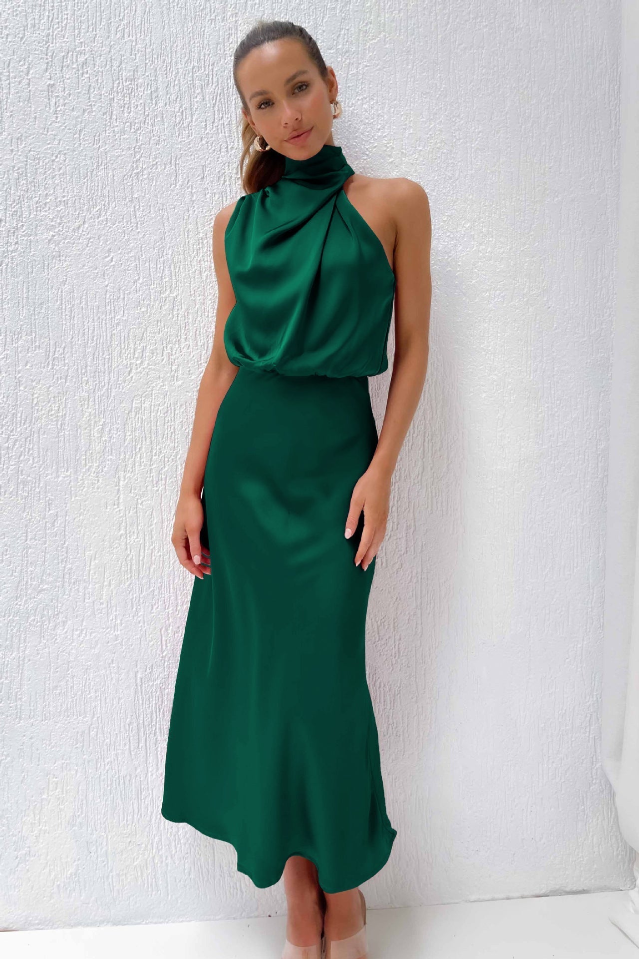 Tyra | Elegáns estélyi ruha nyakpántos kivágással