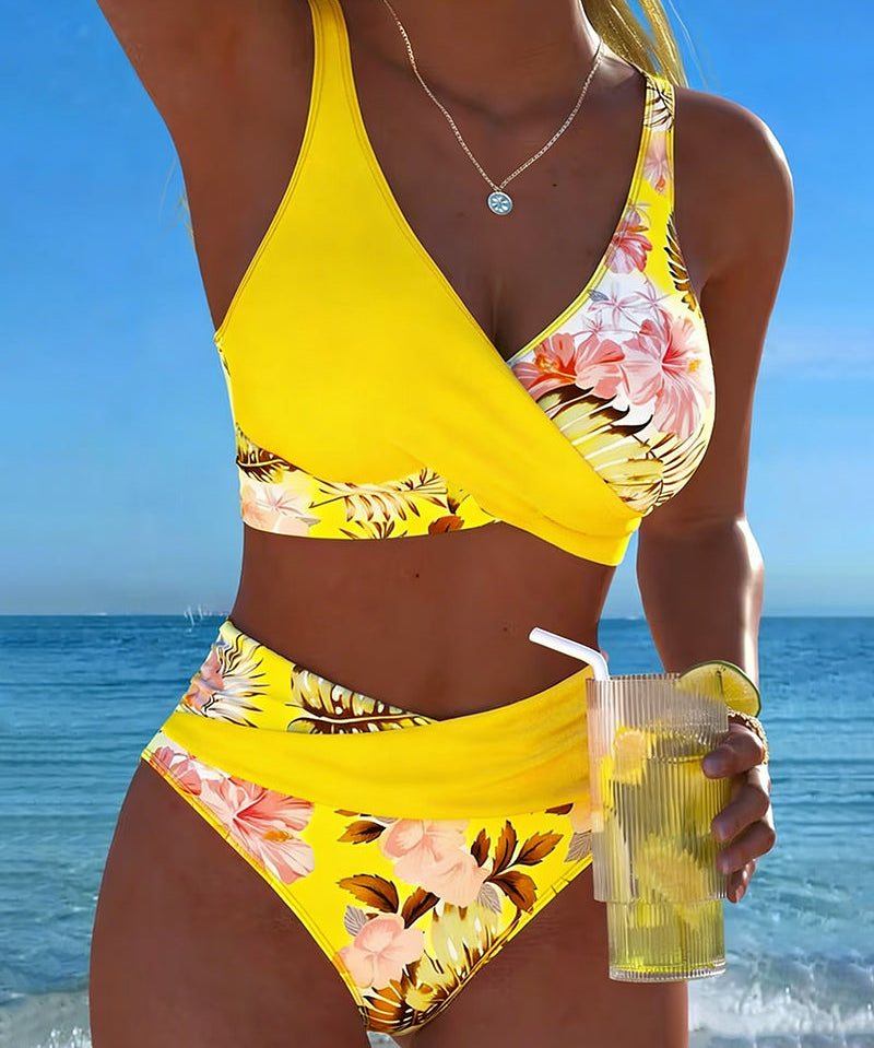 Virágmintás bikini kontrasztos színnel és hasítékkal