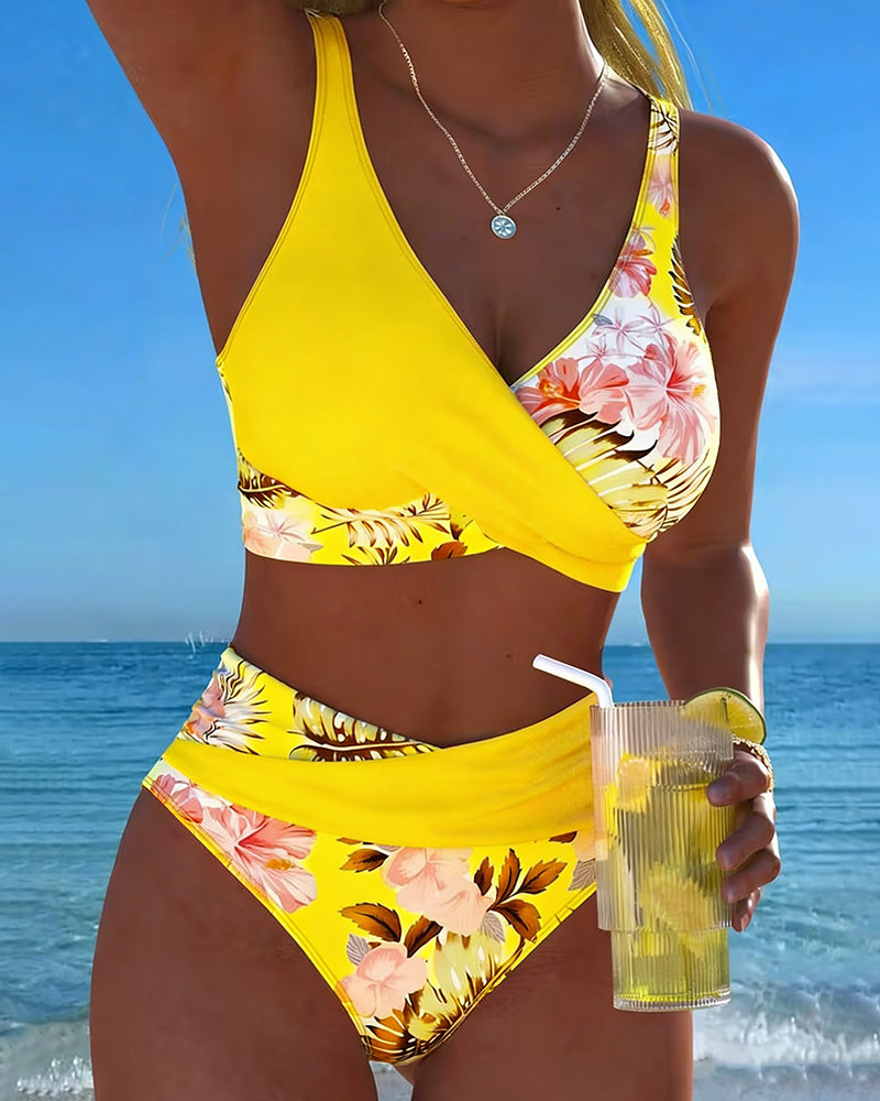 Virágmintás bikini kontrasztos színnel és hasítékkal