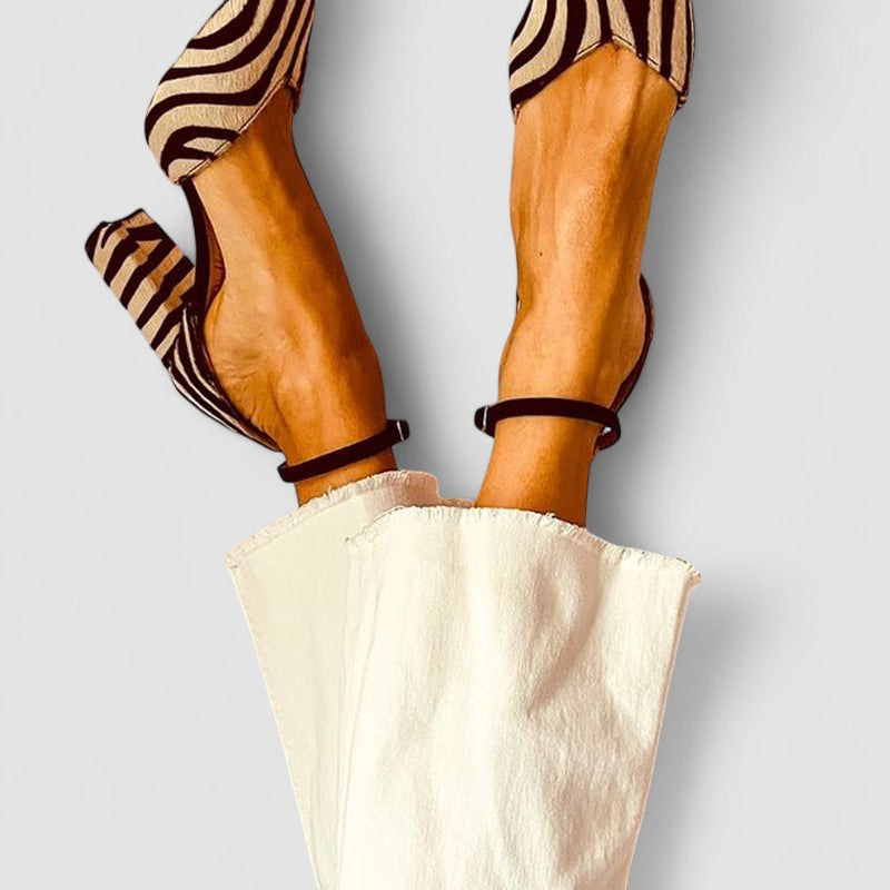 Zebrina - Közepes sarkú szandál zebra mintával