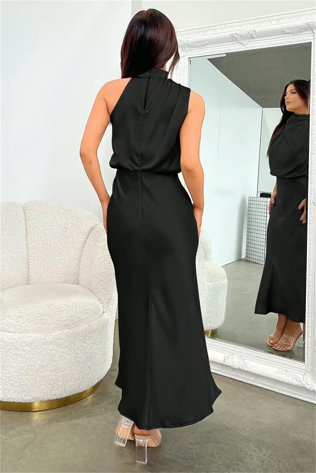 Tyra | Elegáns estélyi ruha nyakpántos kivágással